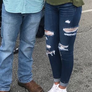 Great Condition AE 00 Hi-Rise Jeggings with holes.